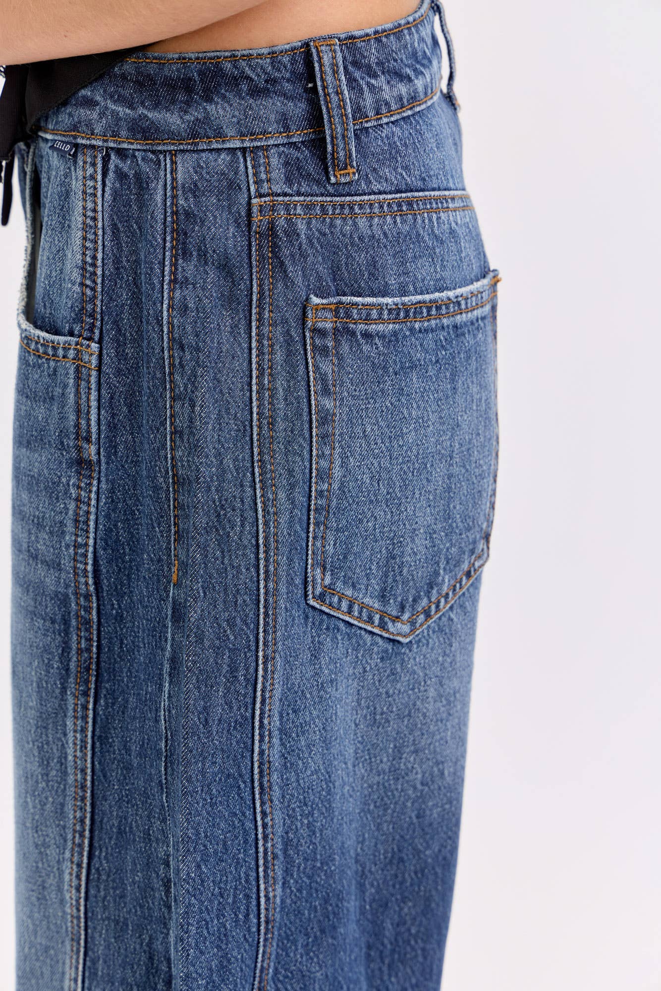 Baylee Barrel Leg with Cuff  (Dark Wash)